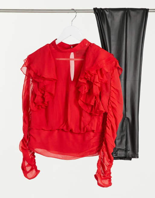 ASOS DESIGN - Blusa a maniche lunghe con volant in chiffon colore rosso