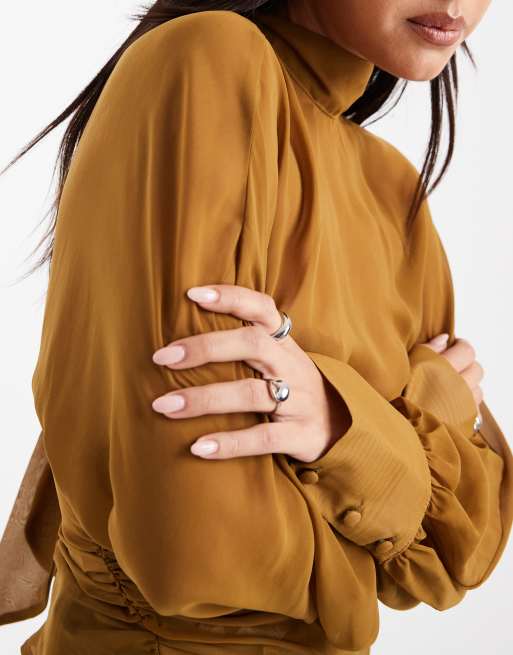 ASOS DESIGN - Blusa accollata color ocra con maniche ad ali di pipistrello, 2 di 4