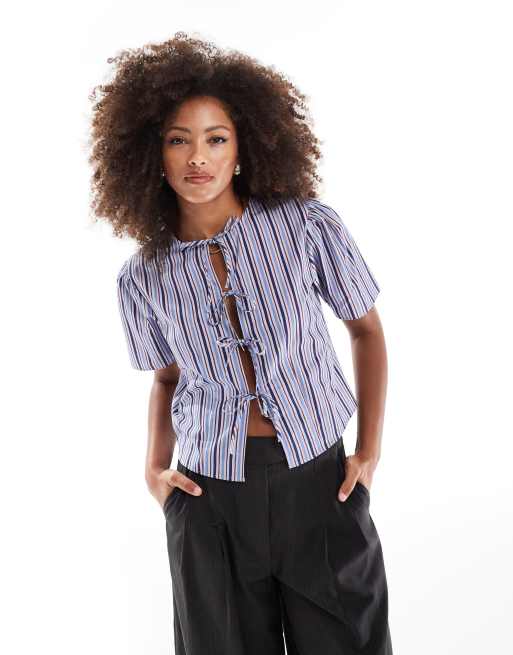 ASOS DESIGN - Blusa blu a righe in popeline allacciata sul davanti