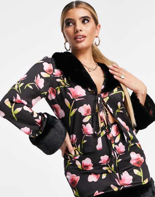ASOS DESIGN - Blusa con scollo profondo a fiori con finiture in pelliccia sintetica in coordinato