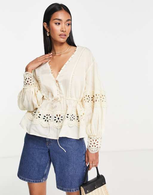 ASOS DESIGN - Blusa crema antico con finiture all'uncinetto e maniche voluminose con bottoni