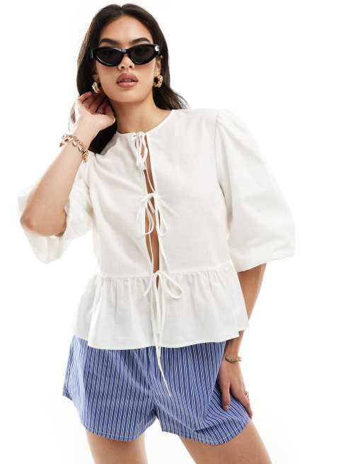 ASOS DESIGN - Blusa in misto lino avorio allacciata sul davanti con peplo