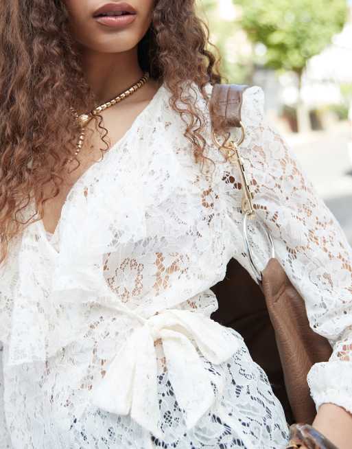 ASOS DESIGN Blusa in pizzo color crema a portafoglio con scollo a V e volant ASOS