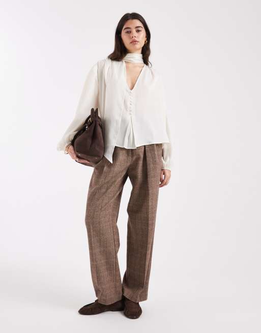 ASOS DESIGN - Blusa in raso color avorio con foulard, 3 di 4