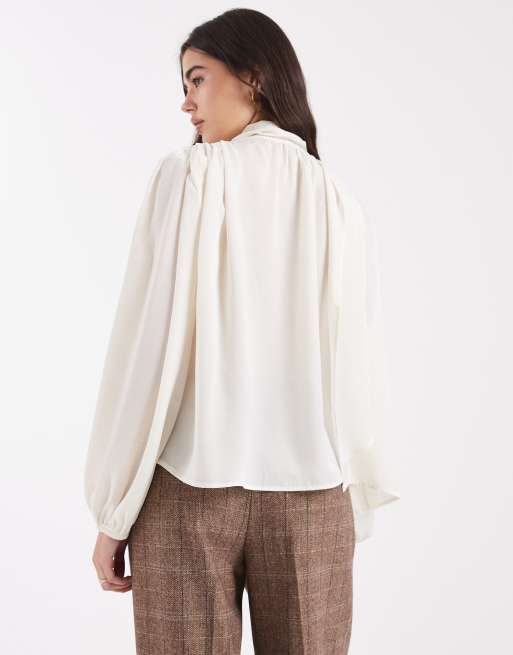 ASOS DESIGN - Blusa in raso color avorio con foulard, 4 di 4
