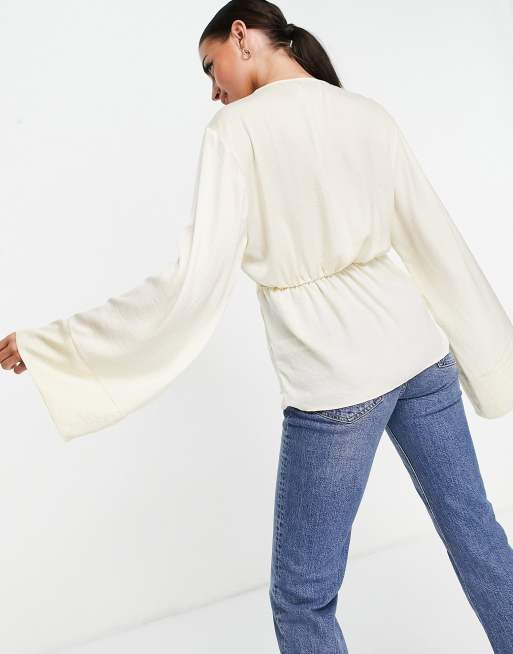 ASOS DESIGN - Blusa in raso crema con incrocio sul davanti e maniche a campana, 2 di 4
