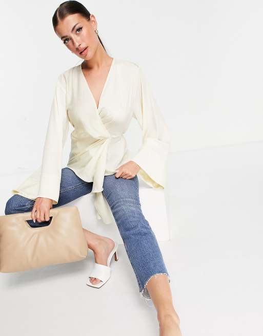 ASOS DESIGN - Blusa in raso crema con incrocio sul davanti e maniche a campana, 4 di 4
