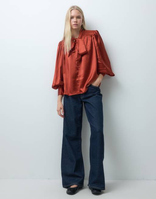 ASOS DESIGN - blusa satinada con hombreras en marrón otoñal, 2 de 4
