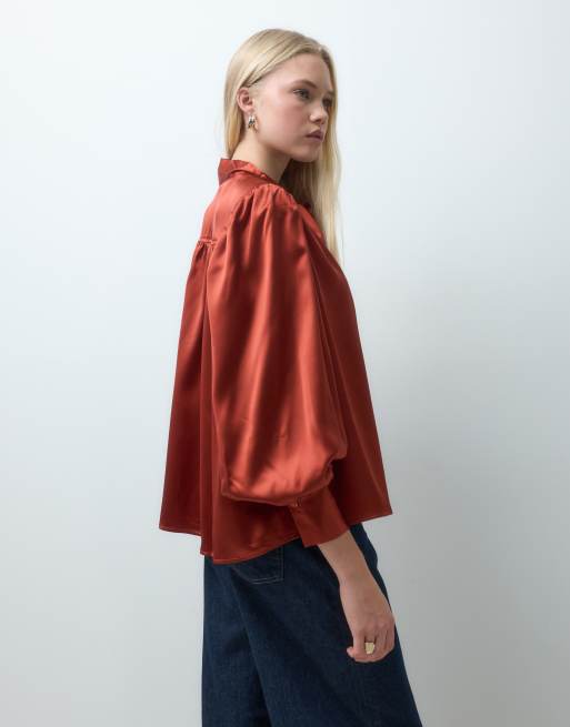 ASOS DESIGN - blusa satinada con hombreras en marrón otoñal, 4 de 4