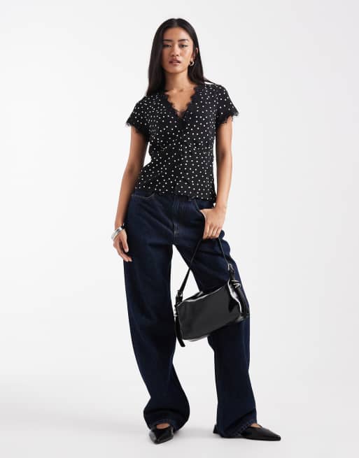 ASOS DESIGN blusa tea con bordo in pizzo a pois neri, 2 di 4