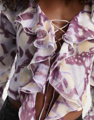 Blusa trasparente a maniche lunghe con volant e maniche svasate con stampa di farfalle tono su tono-Multicolore - ASOS DESIGN Camicia donna  - immagine3