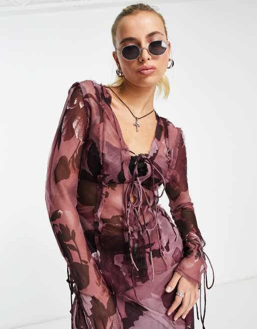 ASOS DESIGN - Blusa trasparente allacciata sul davanti con stampa a fiori scuri in coordinato 
