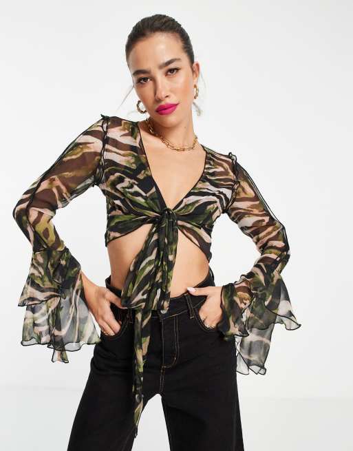 ASOS DESIGN - Blusa trasparente con allacciatura frontale e maniche con volant con stampa animalier astratta