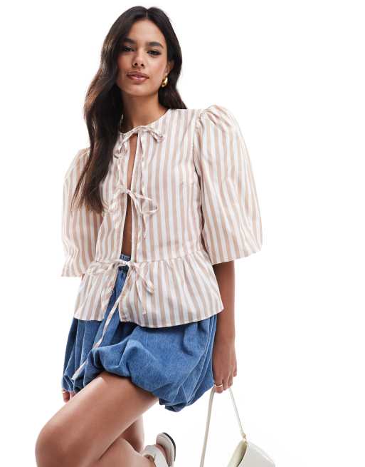 ASOS DESIGN – Bluse aus Baumwoll-Popeline in Naturfarben mit Streifen, Binde-Details und Schößchen