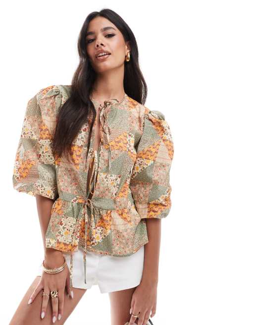 ASOS DESIGN – Bluse aus Baumwoll-Popeline mit Patchwork-Print, Binde-Details und Schößchen