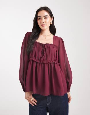 ASOS DESIGN - Bluse aus durchscheinendem Material in Burgunderrot mit Passe und gerafftem Detail