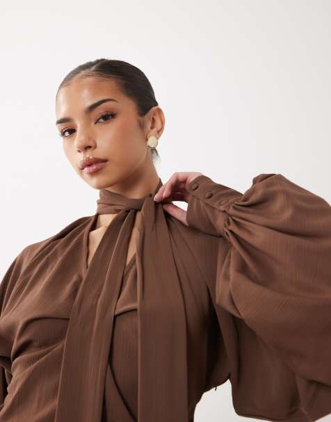 ASOS DESIGN – Bluse in Braun mit V-Ausschnitt, Fledermausärmeln und Bindedetail - view 1