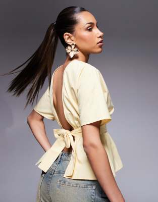 ASOS DESIGN - Bluse in Buttermilchgelb mit Rückenausschnitt und Bindegürtel