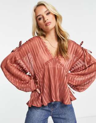 ASOS DESIGN - Bluse in Rostrot mit Binde-Detail, voluminösen, langen Ärmeln und Schößchen-Saum