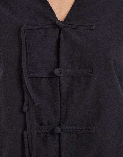 ASOS DESIGN – Bluse in Schwarz mit Mandarinkragen und gebundener Vorderseite, 2 von 4