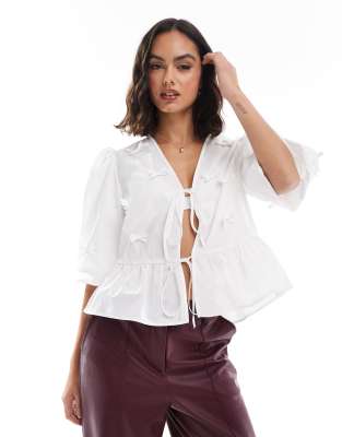 ASOS DESIGN - Bluse in Weiß mit Schleifendetail und gebundener Vorderseite