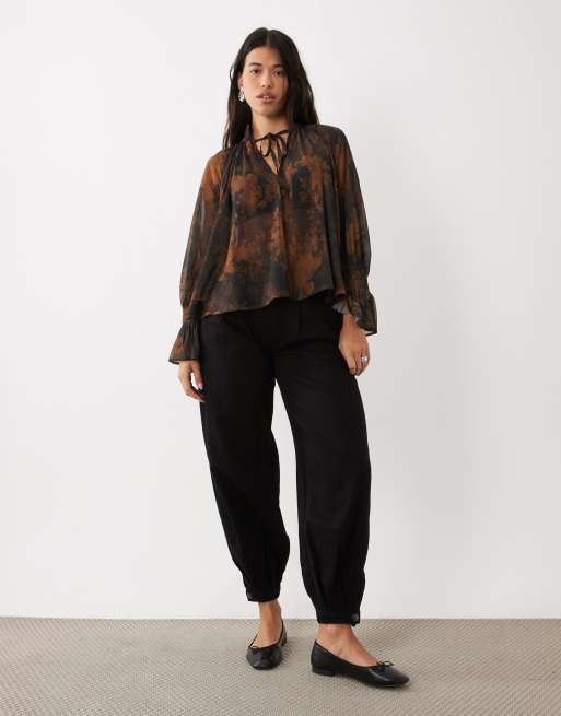 ASOS DESIGN bluse med bindebånd i halsen, let og gennemsigtig, med blomsterprint, 3 af 4