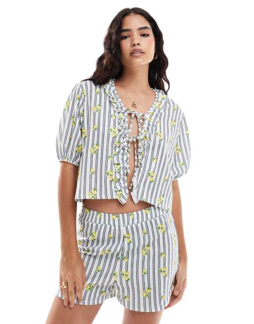 ASOS DESIGN - Bluse med bindefront, flæser og stribe-/citronprint - Del af sæt
