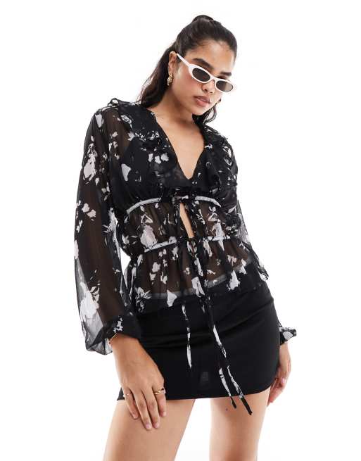 ASOS DESIGN - Bluse med flæser, bindebånd og sort/hvidt blomstermønster i chiffon