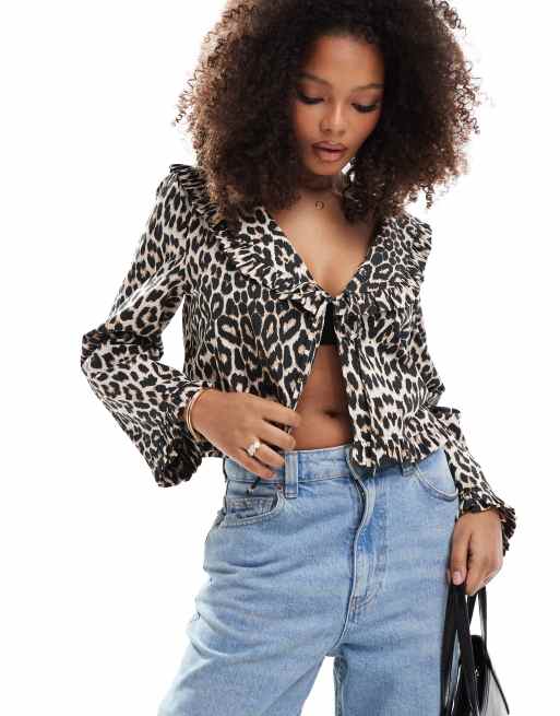 ASOS DESIGN - Bluse med krave og bindebånd fortil i leopardprint