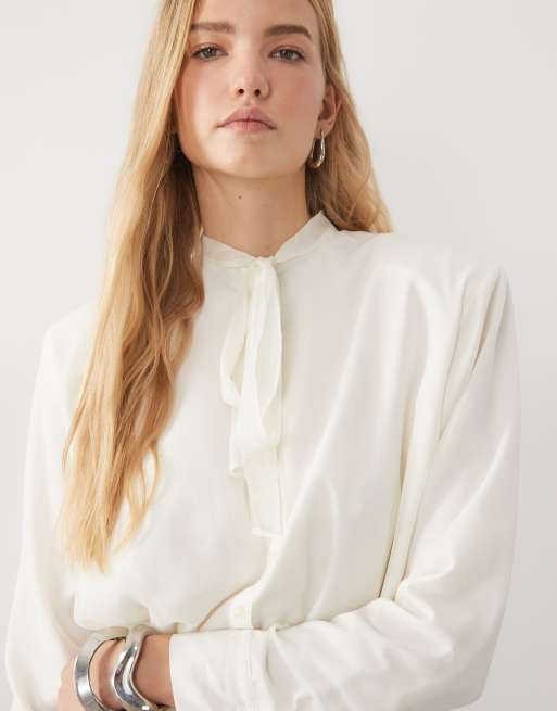 ASOS DESIGN Bluse mit Raffungen und Schulterpolstern in Elfenbein, 3 von 4
