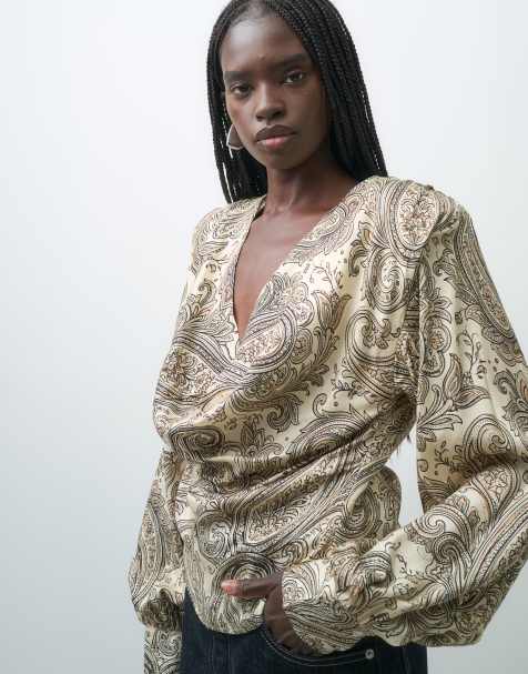 ASOS DESIGN Bluse mit tiefem Wasserfallausschnitt und beigem Paisley-Print - view 1