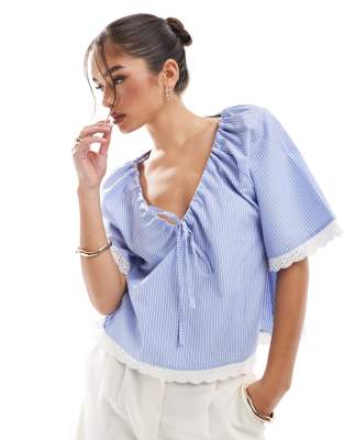 ASOS DESIGN - Bluse zum Reinschlüpfen in Blau gestreift mit gerafftem Ausschnitt