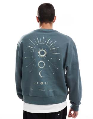 ASOS DESIGN – Bluza o pudełkowym kroju z astrologicznym nadrukiem na plecach w spranym granatowym kolorze