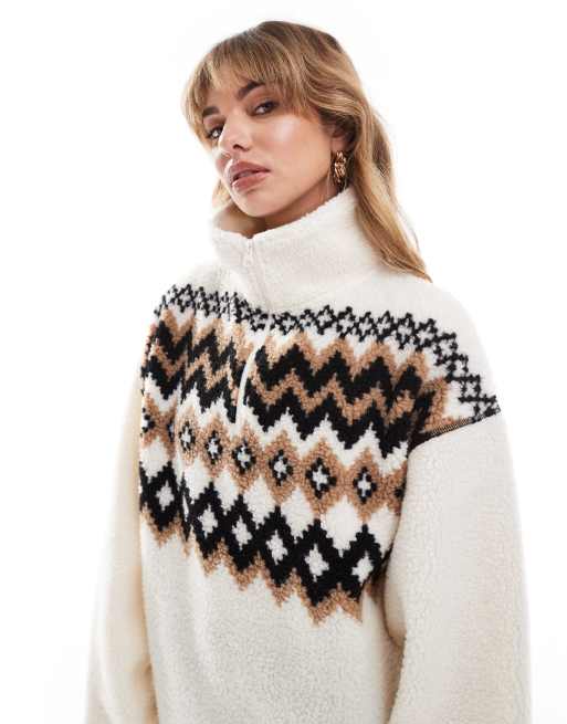 ASOS DESIGN – Bluza ze sztucznego kożuszka w skandynawski wzór z zamkiem pod szyją