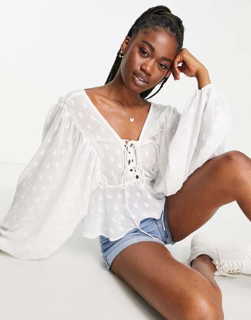 ASOS DESIGN – Bluzka z długimi rękawami, wiązanym przodem i baskinką z materiału dobby w kolorze kości słoniowej