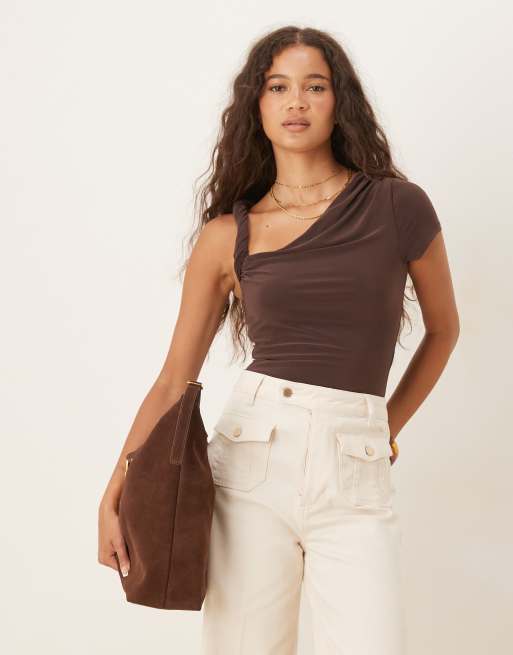 ASOS DESIGN - Body a maniche corte drappeggiato con spallina attorcigliata color cioccolato con cut-out