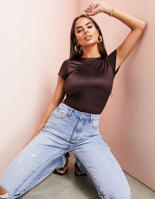 ASOS DESIGN - Body a T-shirt stretch in raso marrone scuro