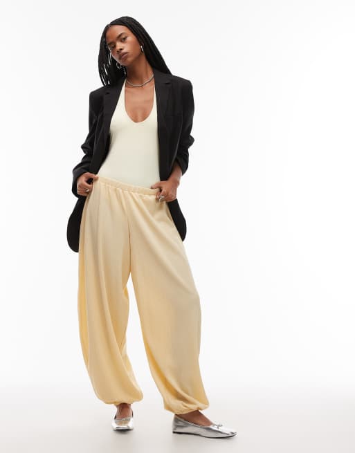 ASOS DESIGN – Body aus Polyamid in Gelb mit tiefem Neckholder-Ausschnitt, Kombiteil, 4 von 4