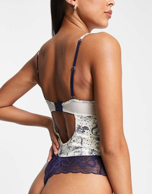 ASOS DESIGN - Body con ferretto in raso crema e blu con stampa celestiale, 2 di 4