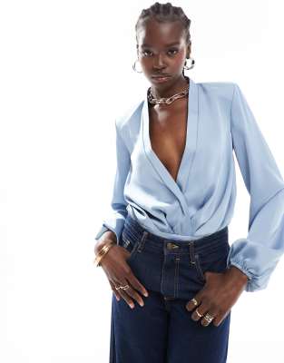 ASOS DESIGN - Body in Blau mit Schulterpolstern und tiefem Ausschnitt