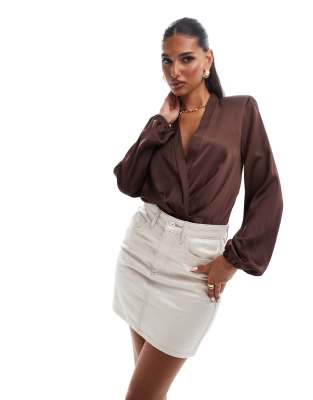 ASOS DESIGN - Body in Buttertoffee-Braun mit Schulterpolstern und tiefem Ausschnitt-Brown