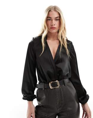 ASOS DESIGN - Body in Schwarz mit Schulterpolstern und tiefem Ausschnitt