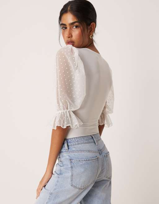 ASOS DESIGN – Body in Weiß aus genopptem Netzstoff mit Herzausschnitt und Puffärmeln, 4 von 4