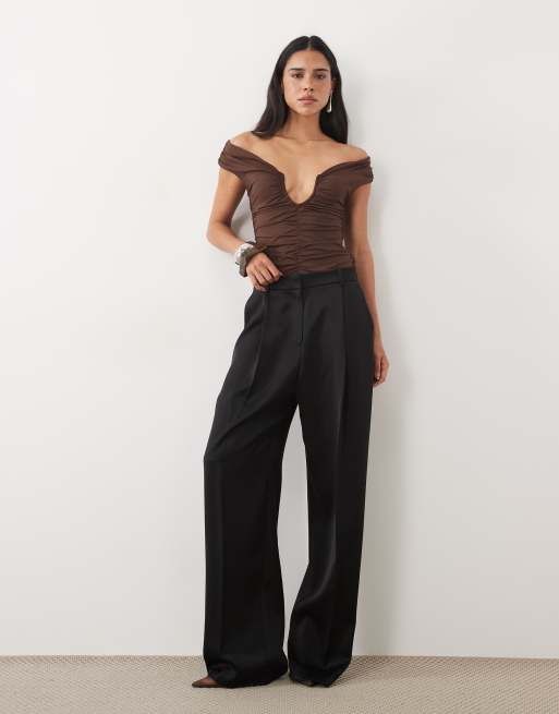 ASOS DESIGN body med bara axlar och U-formad djup halsringning i brun, 2 av 4