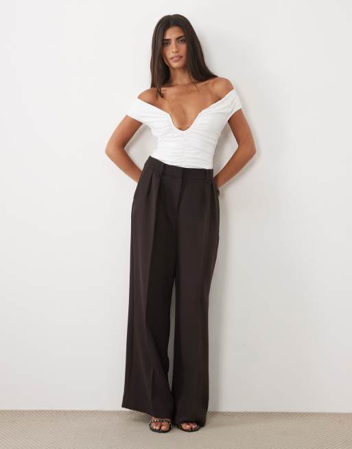 ASOS DESIGN body med bara axlar och U-formad skärning i cream, 2 av 4