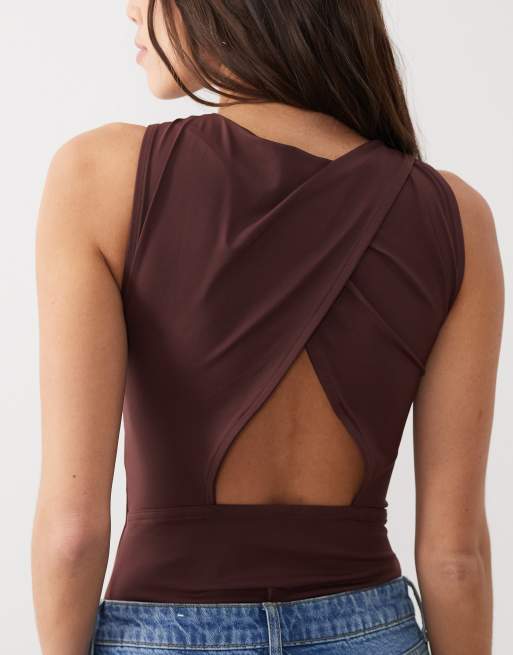 ASOS DESIGN - Body van gladde polyamide met racerhals en open achterkant in chocoladebruin, 3 van 4