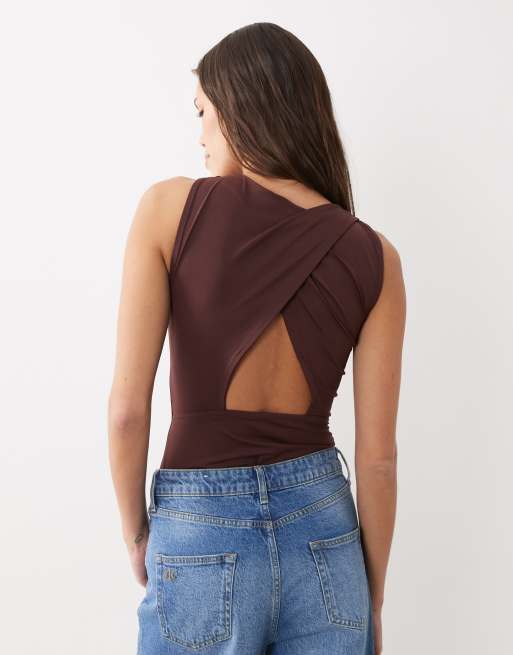 ASOS DESIGN - Body van gladde polyamide met racerhals en open achterkant in chocoladebruin, 4 van 4
