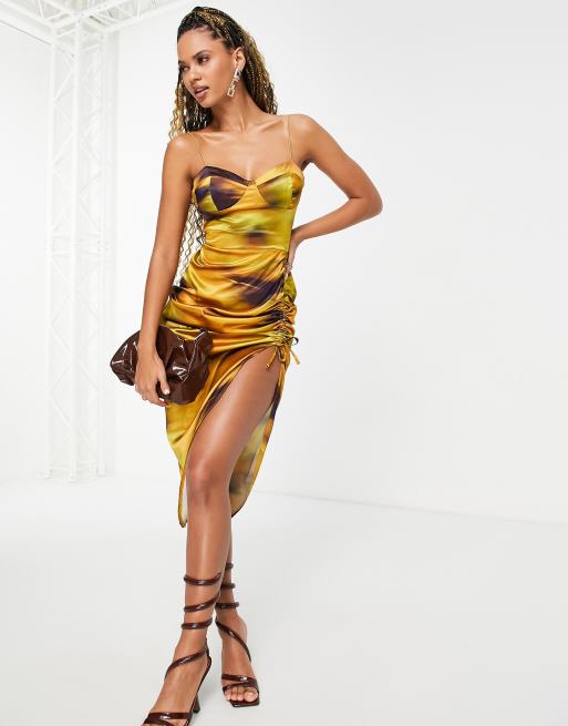 ASOS DESIGN - Bodycon midi jurk van stretchsatijn met camibandjes, gerimpelde zijkant en gevlekte tie-dye print in mosterdgeel