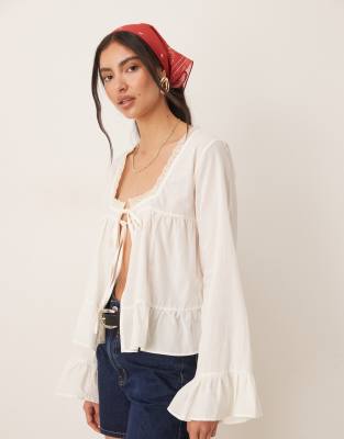 ASOS DESIGN - Boho-Bluse aus Baumwolle in Ecru mit Spitzenborte-Weiß