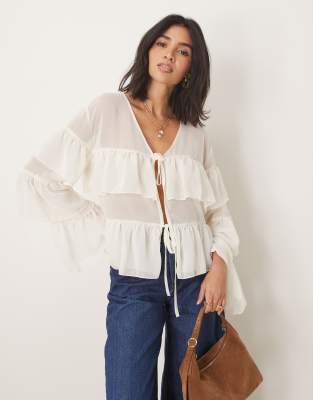 ASOS DESIGn - Boho-Bluse aus Chiffon in Cremeweiß mit Rüschen